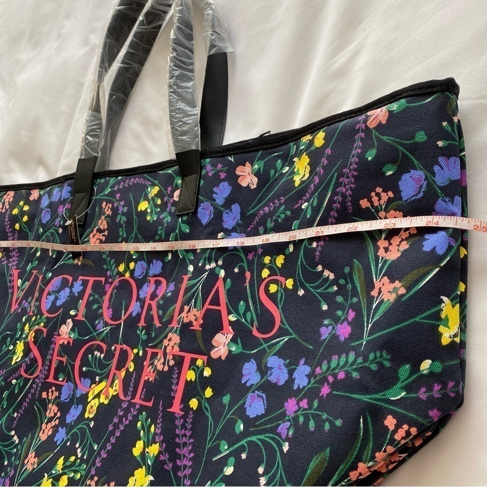 New w/Tag Victoriaβs Secret weekender beach flora print spacious bag - Picture 9 of 15